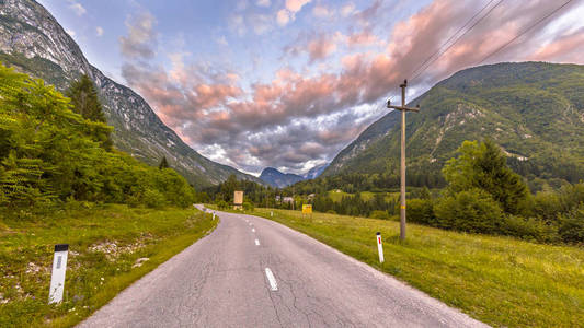 穿过特里格拉夫国家公园朱利安阿尔普斯斯洛文尼亚欧洲山区景观的道路