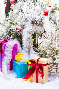 每年十二月，凉爽和白色的圣诞树装饰与五颜六色的宝布尔面具雪人礼品盒。