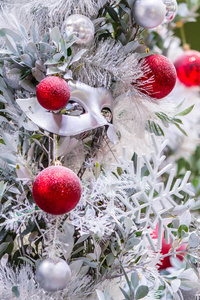 每年十二月，凉爽和白色的圣诞树装饰与五颜六色的宝布尔面具雪人礼品盒。