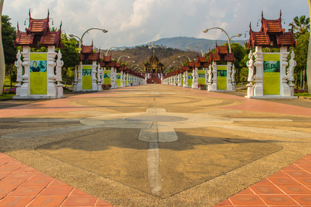 美丽的建筑何汗光，兰纳风格建筑的皇家展馆在皇家植物国际园艺博览会拉查普鲁克在。