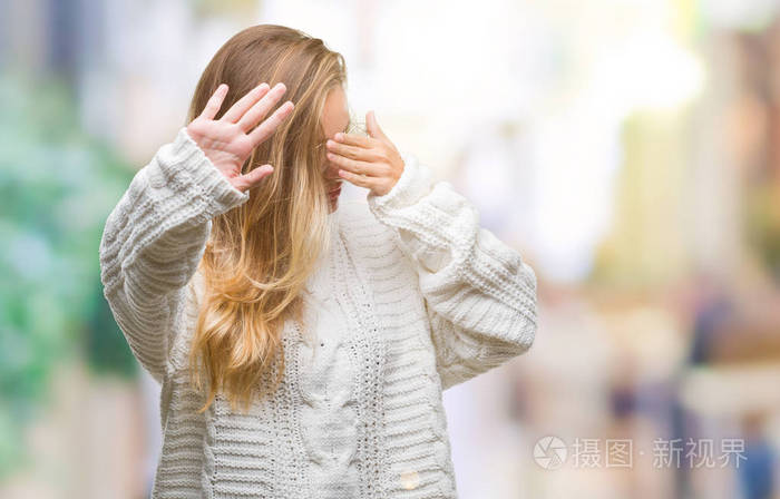 在孤立的背景上用手遮住眼睛,用悲伤和恐惧的表情做停止的手势