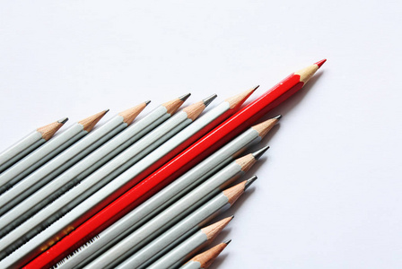 铅笔概念与红色铅笔
