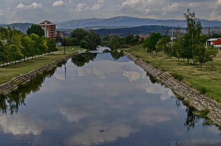 保加利亚河谷夏季景观，有放松的地方地方和树木通过城市德尔切沃在雄性赫沃和奥索戈沃山脉马其顿欧洲