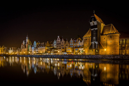 著名的中世纪起重机在格但斯克波兰的夜晚与风景倒影在水渠的老莫特拉瓦
