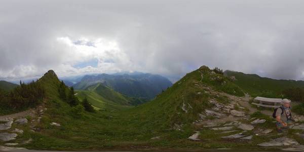 中年人徒步旅行在瑞士山图片