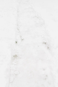 在冬天从雪中为城市清扫道路图片