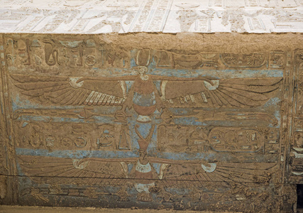 古埃及孔姆博寺墙上彩绘象形文字雕刻