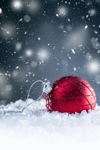 圣诞节红色豪华球在雪和抽象的雪气氛。