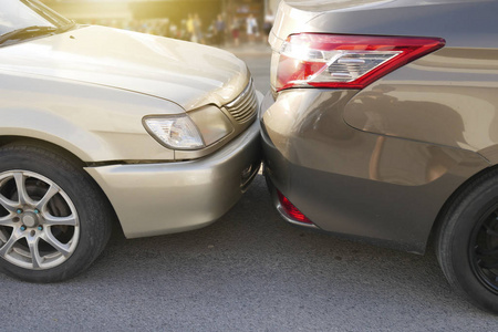 车祸发生在道路上，汽车事故为保险索赔。