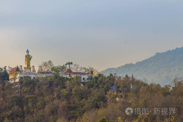 渡法拉，多哈姆金山寺寺山上的泰国。沃特法拉特多伊卡姆是自687年以来在多伊卡姆山上建造的，周围有多山的景观。