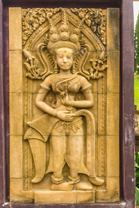 一种在砂岩壁背景上雕刻的阿普萨拉舞。 阿萨拉是印度教文化中云和水的女性精神。 她在雕塑舞蹈文学和绘画中占据突出地位。