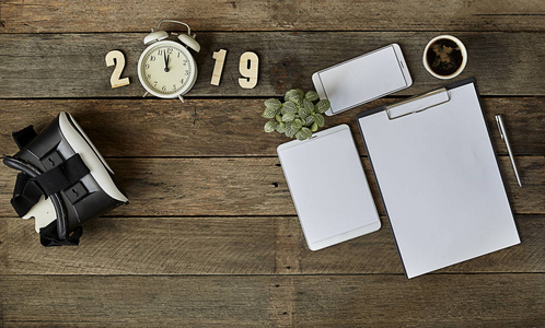 剪贴板和白纸的空书库与2019年新年立方体和笔记财务规划概念办公桌背景。 平躺设计。