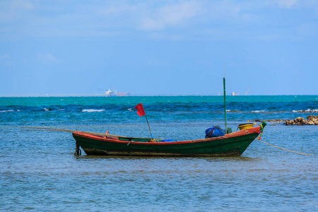 渔船停泊在泰国海岸附近