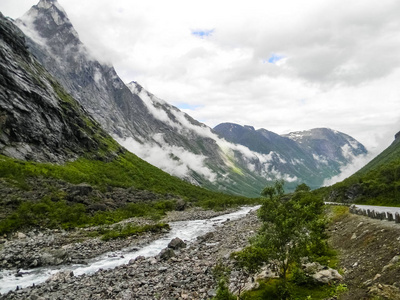 穿过费杰兰山谷的河流图片