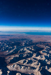 戈壁沙漠中国湖的鸟瞰图图片