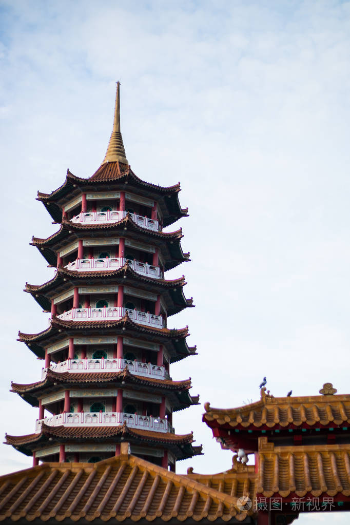 在多云的早晨寺庙中的宝塔塔
