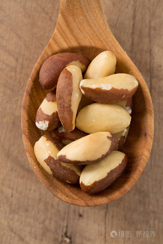 木制表面的巴西坚果