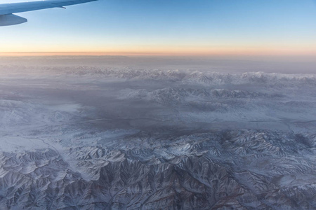 从飞机上看到的戈壁沙漠黎明蒙古