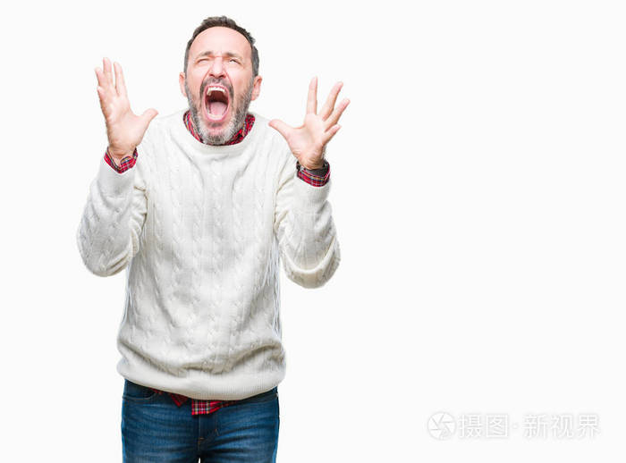中年老人穿着冬天的毛衣在孤立的背景下疯狂疯狂地大喊大叫咄咄逼人的