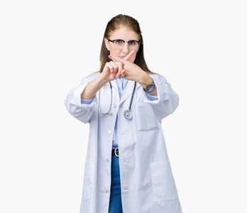 中年成熟医生女人穿着医用外套，背景排斥表情交叉手指，负号