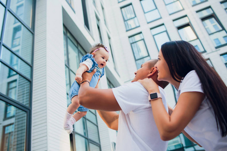肩膀上的孩子图片