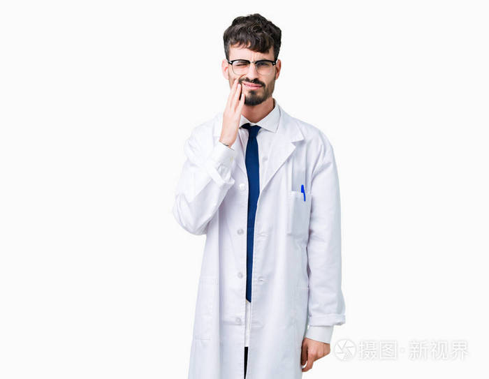 年轻的职业科学家，男人穿着白色外套，在孤立的背景上，用手触摸嘴，因为牙痛或牙齿上的牙齿疾病，表情痛苦。 牙医的概念。