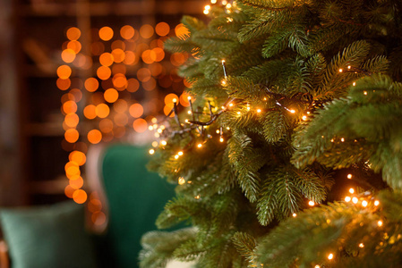 圣诞树的背景上有灯光，沙发的背景上也有灯光