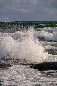 海浪撞击海边的悬崖