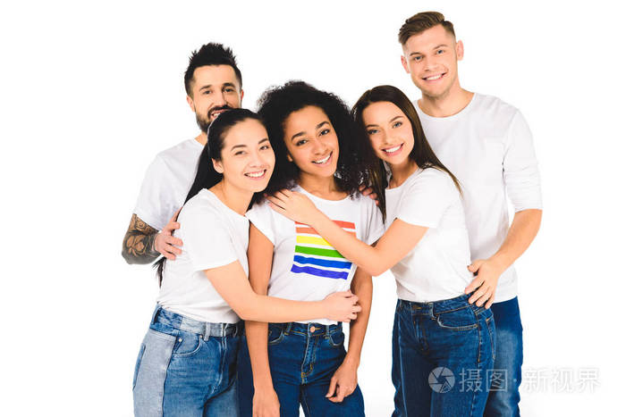 多民族青年群体与非洲裔美国妇女拥抱,t恤上的lgbt标志被隔离在白色