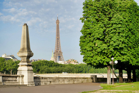 法国巴黎2018年5月26日从塞纳河堤上俯瞰埃菲尔铁塔