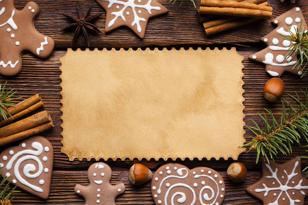 空白纸卡姜饼圣诞饼干和香料木制背景