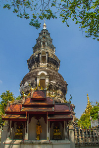 泰国清迈瓦库陶葫芦塔庙的老特色黑地。 这座寺庙被称为库陶，因为它的特点是西瓜形状的切地和缩小的球体。