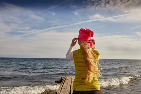 那个漂亮的女孩走在海边.旅行和度假.自由概念.