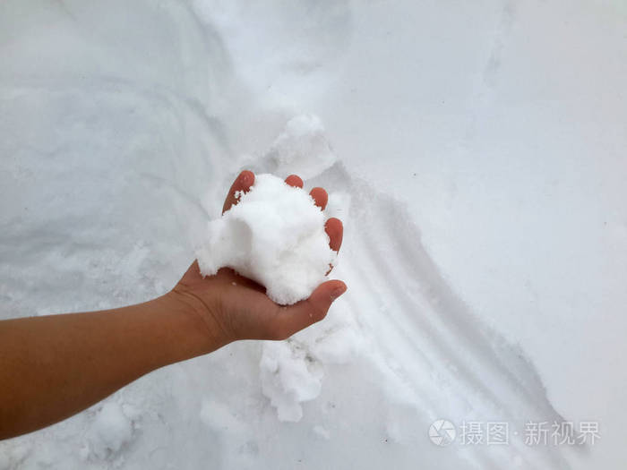 手里拿着雪球的年轻人