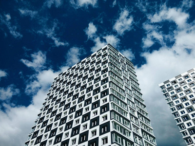 现代城市建筑和蓝天