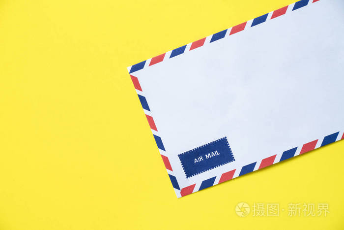 黄色背景上的航空邮件信封