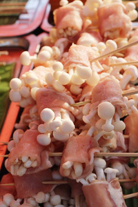 熏肉包蘑菇美味的街头食品图片