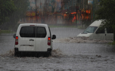 晚上下雨天汽车图片