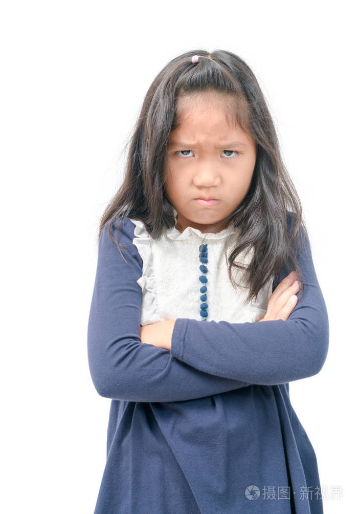 愤怒的小亚洲女孩，蓝色连衣裙孤立在白色背景标志和手势概念