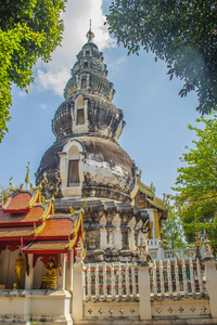 在泰国清迈的渡渡塔古塔寺的老特色黑地。这座寺庙因其特有的水瓜形和球体递减而被称为kutao。