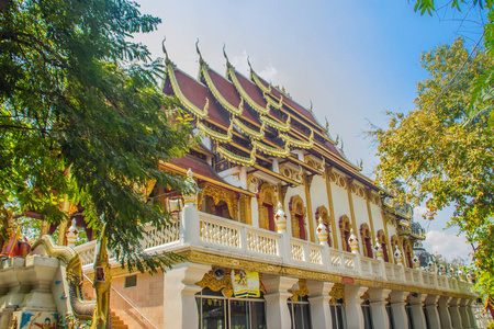 美丽的佛教教堂与纳加屋顶在瓦库陶古塔寺在清迈，泰国。