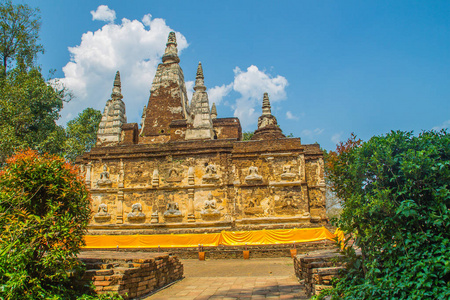 WatChetYotWatJedYod或WatPhotaramMahaVihara，这是一座公共佛教寺庙，在长方形的无窗建