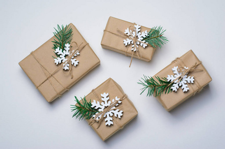 白色背景下的圣诞礼物及木制雪花，冬季假期概念