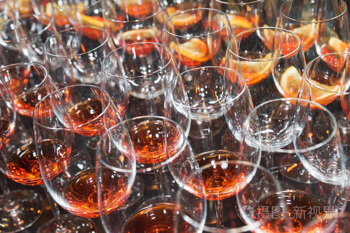 一大杯酒一杯白葡萄酒一杯红葡萄酒