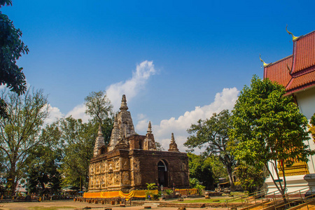 WatChetYotWatJedYod或WatPhotaramMahaVihara，这是一座公共佛教寺庙，在长方形的无窗建