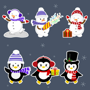 新年和圣诞卡。一套由三只企鹅和三个雪人角色组成的贴纸, 戴着不同的帽子, 在冬天摆姿势。礼品盒, 饼干与五彩纸屑。动画片样式, 