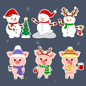 新年和圣诞卡。一套由三个雪人和三只猪组成的贴纸, 在冬天的不同帽子和姿势中都很典型。圣诞树, 袜子饼干, 热饮。动画片样式, 向