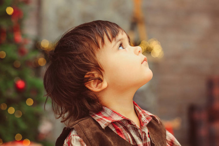 领孩子男孩抬头看的侧视图照片