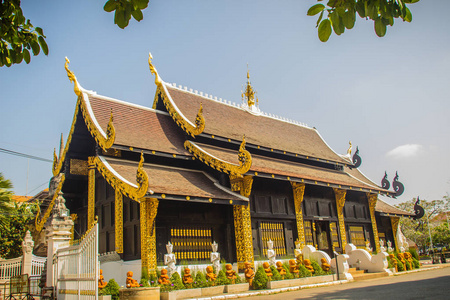 美丽的金佛教教堂在兰纳风格的建筑在瓦恩塔金萨杜慕清迈泰国。吴恩塔金是一座佛教寺庙，在那里，的城市柱被放置在1296年。