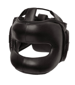 黑色拳击皮革头盔隔离在白色背景与剪裁路径。